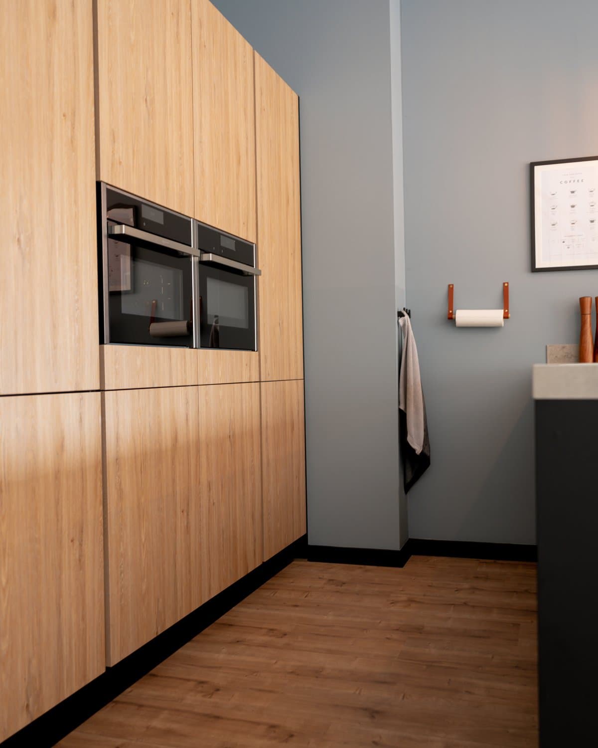 Hoge kastenwand gewrapt in houtlook