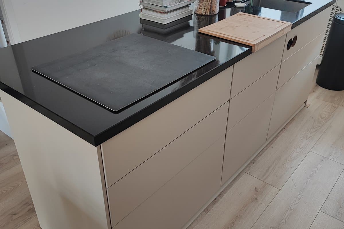 Keuken met nieuwe deurtjes op maat, gewrapt in donker hout